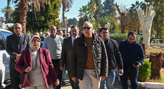 بالصور .. وزير الري يلتقى العاملين بري أسوان ويتفقد أملاك الوزارة والمباني الإدارية
