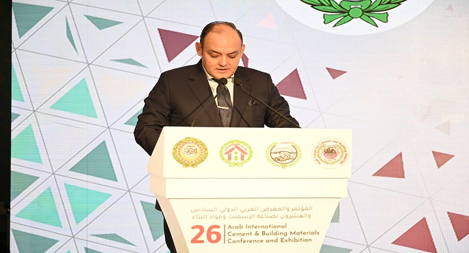 وزير التجارة والصناعة يستعرض فرص ومقومات قطاع الأسمنت المصري