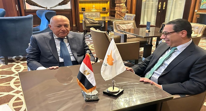 شكري يجتمع مع نظيره القبرصي في بروكسل