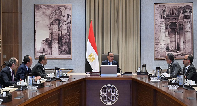 بالصور.. رئيس الوزراء يتابع عددا من ملفات عمل الهيئة العامة للاستثمار