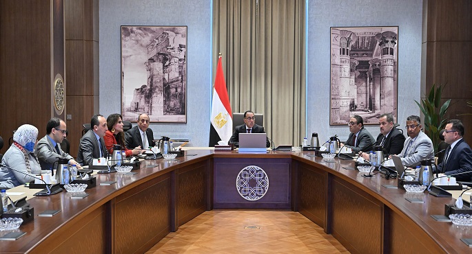 بالصور.. رئيس الوزراء يستعرض مع وزير الطيران إجراءات مشروع استغلال المنطقة الاستثمارية بمطار شرم الشيخ