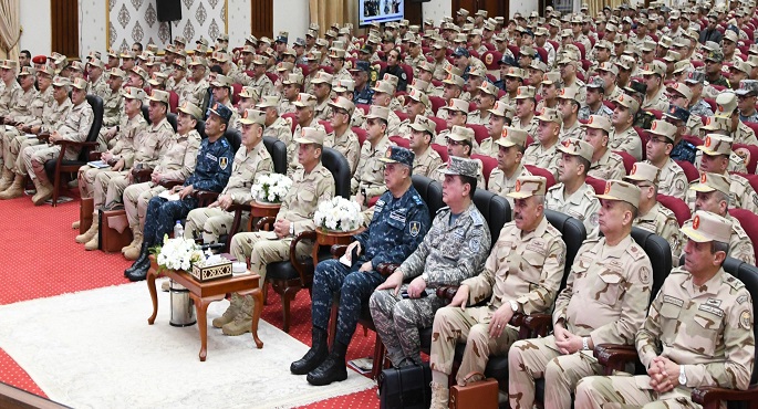 بالفيديو والصور.. وزير الدفاع يلتقي عددا من قادة وضباط القوات المسلحة