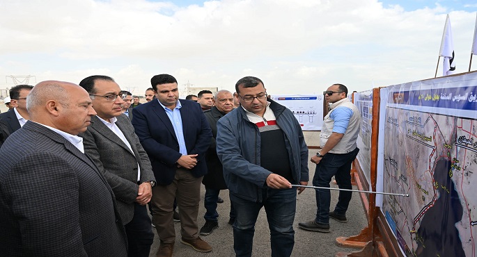 بالصور.. خلال جولته بالسخنة.. رئيس الوزراء يتفقد أعمال تطوير ورفع كفاءة طريق السويس – السخنة