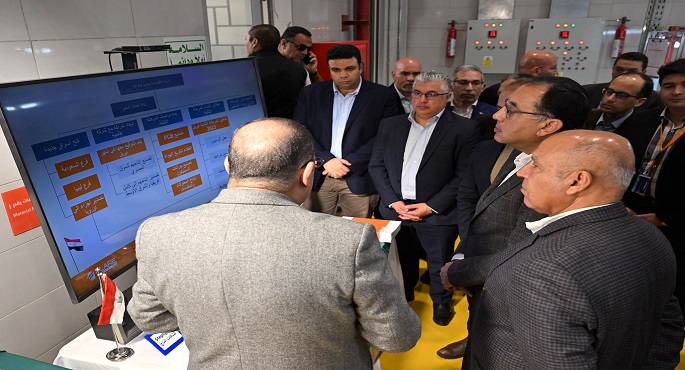 بالصور.. خلال جولته بالمنطقة الاقتصادية لقناة السويس.. مدبولي يزور مصنع سيراج ” فلير” لإنتاج أجهزة الإضاءة