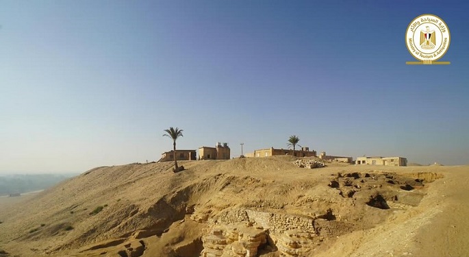 الكشف عن مقبرة صخرية وعناصر معمارية بمنطقة سقارة الأثرية