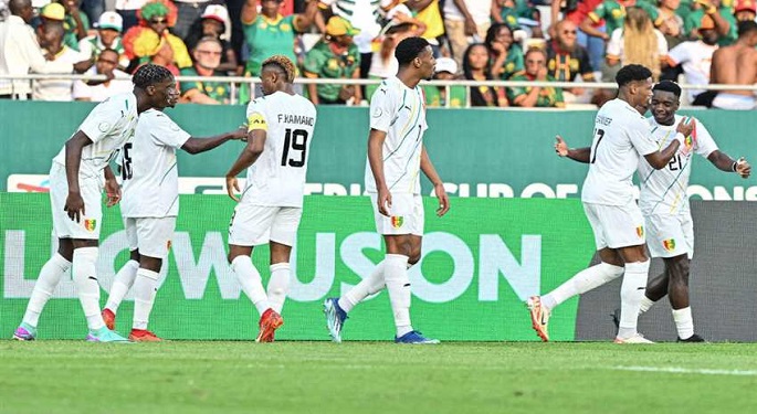 غينيا بـ 10 لاعبين تفرض التعادل على الكاميرون بأمم أفريقيا
