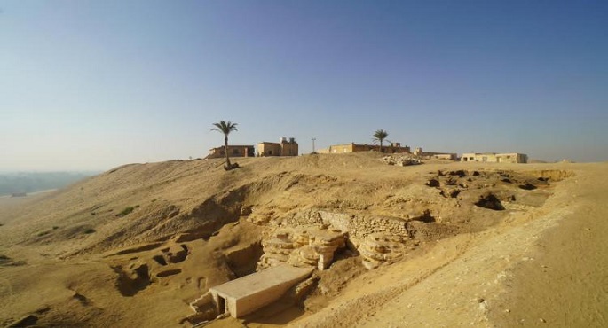 الكشف عن مقبرة من عصر الأسرة الثانية وعدد من الدفنات واللقى الأثرية بسقارة