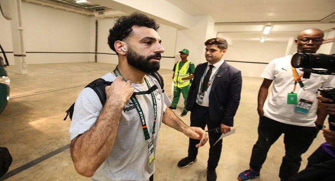 محمد صلاح يصل إنجلترا لبدء رحلة العلاج من الإصابة