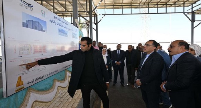 بالصور..رئيس الوزراء يتفقد مشروع إنشاء مجمع مواقف غرب كوم امبو
