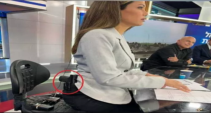 على الهواء مباشرة.. مذيعة إسرائيلية تظهر وهي تضع مسدساً على خصرها داخل الأستوديو