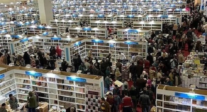 إقبال كبير من الجمهور على معرض القاهرة الدولي للكتاب في يومه الخامس