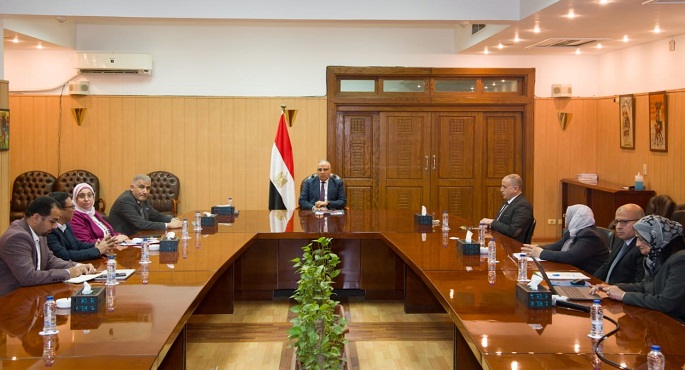 بالصور..وزير الري يبحث مع قيادات الوزارة خطة الصيانة الوقائية للتغطيات على الترع والمصارف