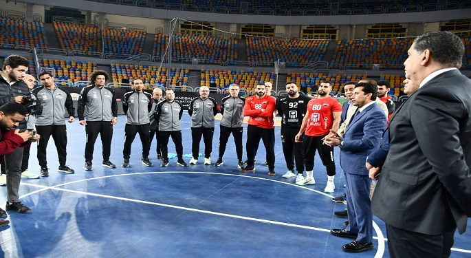 وزير الرياضة يؤازر لاعبي منتخب اليد قبل ضربة البداية لبطولة الأمم الإفريقية