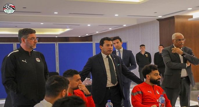 بالصور.. وزير الرياضة يزور معسكر المنتخب قبل السفر إلى كوت ديفوار