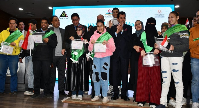 بالصور.. وزير الشباب يكرم ذوي القدارات والهمم الناجحين بمشروع “المصريون يتعلمون”