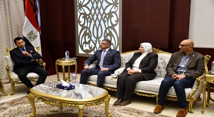 بالصور.. وزير الرياضة يبحث تطوير المنشآت الرياضية والشبابية