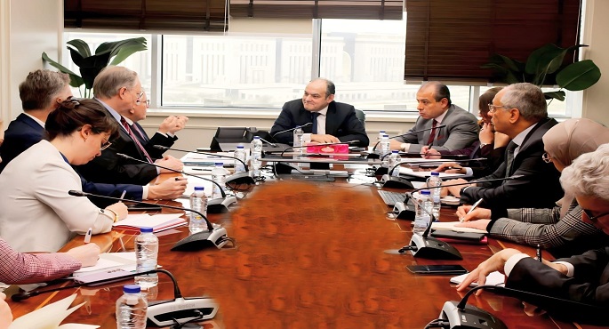 وزير التجارة يؤكد أهمية مواءمة الصناعة المحلية مع المتطلبات البيئية العالمية