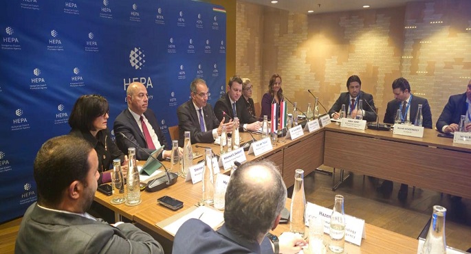 وزير الاتصالات يعقد مباحثات مع وزير الاقتصاد المجري