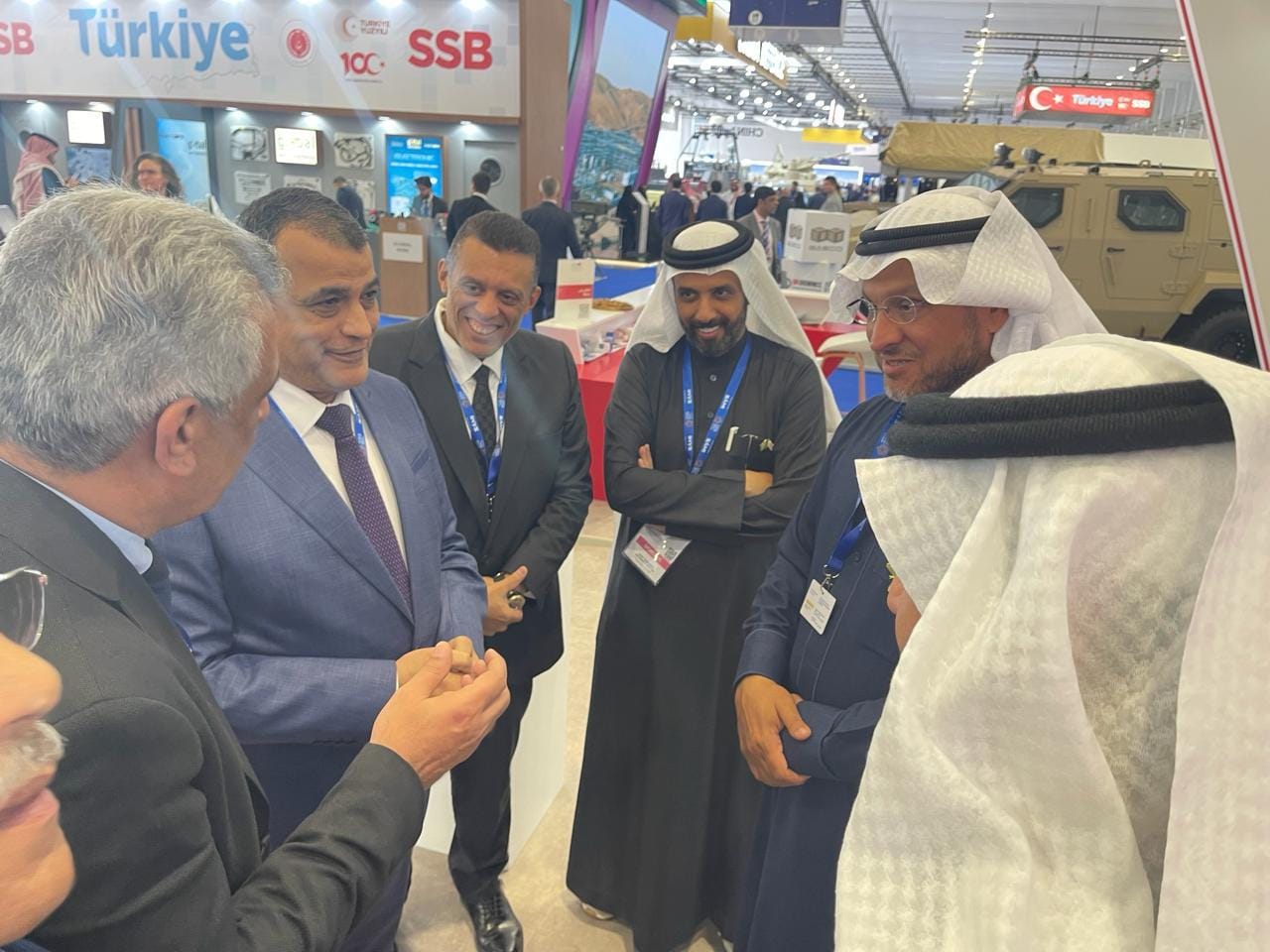 وزير الإنتاج الحربي يناقش سبل تعزيز التعاون مع ممثلي شركات مشاركة بمعرض الدفاع بالرياض