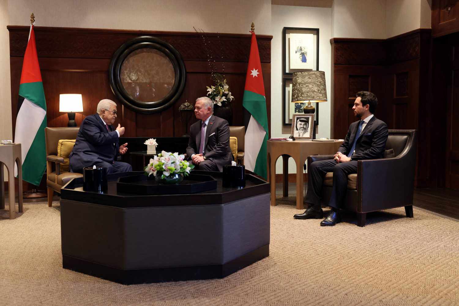 العاهل الأردني والرئيس الفلسطيني يشددان على ضرورة وقف الحرب على غزة
