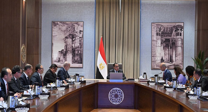 بالصور .. رئيس الوزراء يلتقي وفد برنامج الأمم المتحدة للمستوطنات البشرية “الهابيتات”