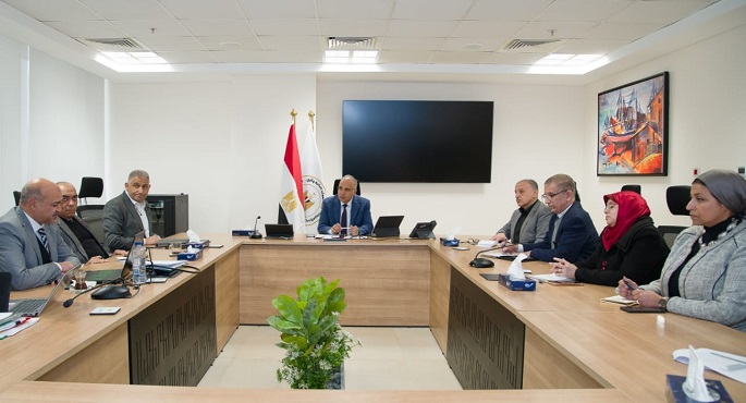 وزير الري يبحث مع عدد من قيادات الوزارة الأعمال المنفذة بمشروع مصرف كيتشنر