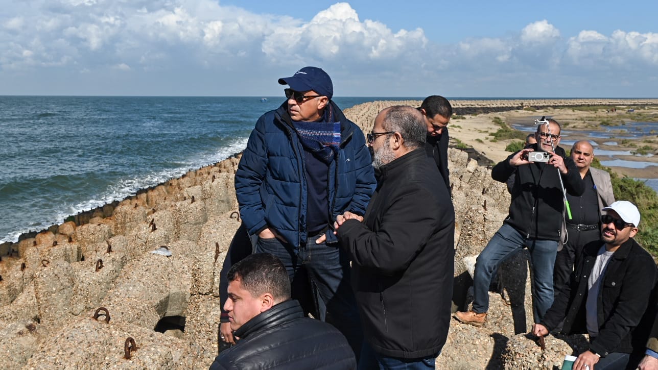 وزير الري يتفقد أعمال الحماية القائمة بمصب نهر النيل فرع رشيد بمحافظة كفر الشيخ