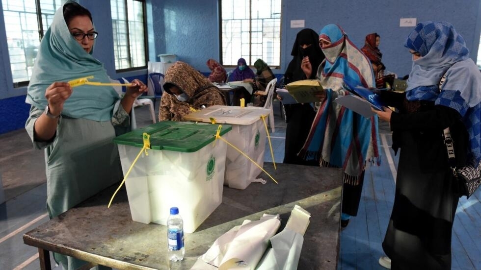 انتخابات باكستان.. مستقلون مدعومون من عمران خان يحصلون على 21 مقعداً من 50 حُسمت للآن