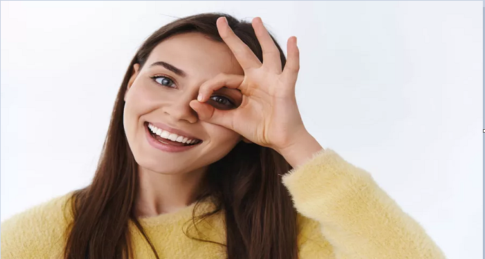 عدسات للبشرة السمراء.. كيف تختارين درجة اللون المناسب منها؟