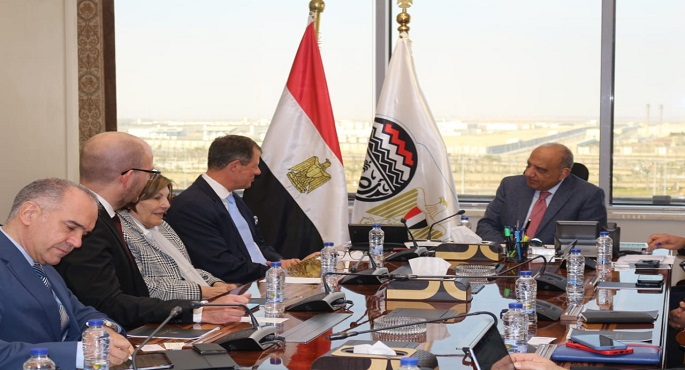 بالصور..وزير قطاع الأعمال يبحث توريد وتشغيل الماكينات الحديثة بمصانع الغزل والنسيج الجديدة