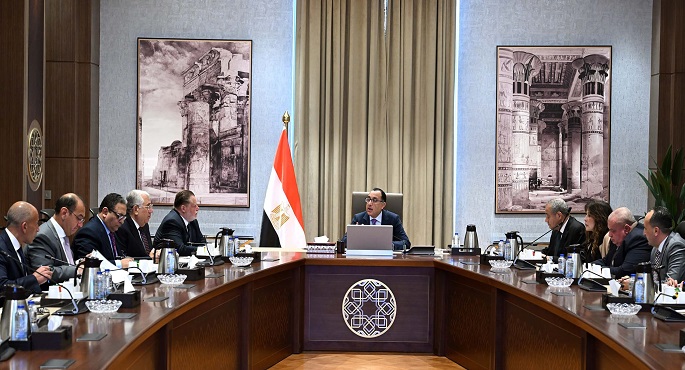 رئيس الوزراء يوجه بخطة إفراج تدريجي عن السلع الموجودة في الجمارك .. والأولوية للسلع الغذائية والأدوية والأعلاف