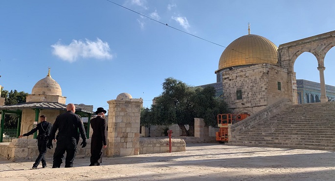 الاحتلال الإسرائيلي يعتدي على مُصلين عند أحد أبواب المسجد الأقصى ويعتقل امرأة وشابًا