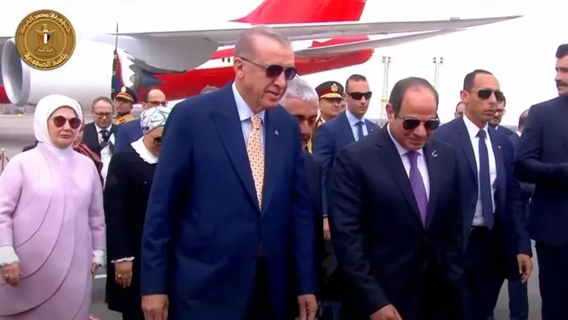 بالفيديو .. الرئيس السيسي يستقبل الرئيس التركي بمطار القاهرة