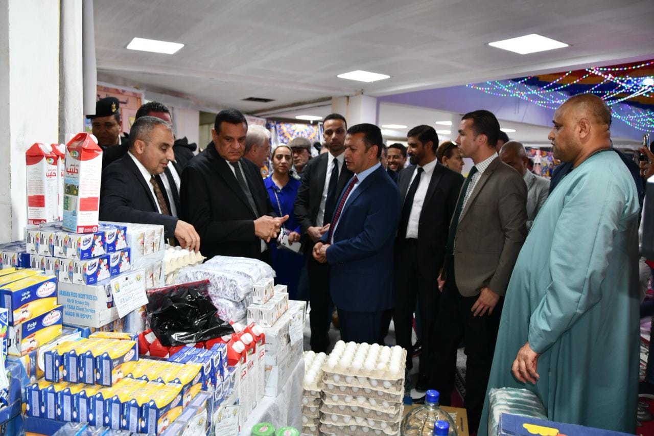 بالصور.. وزير التنمية المحلية ومحافظ جنوب سيناء يتفقدان معرض “أهلاً رمضان” بشرم الشيخ