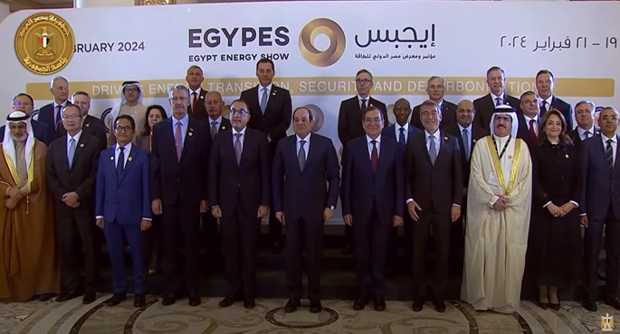 الرئيس السيسي يتوسط صورة تذكارية قبل افتتاح مؤتمر ومعرض (إيجبس 2024)