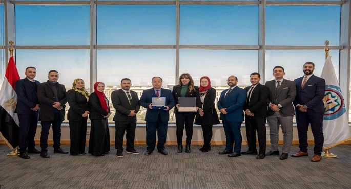 بالصور.. وزير المالية يكرم وحدة التواصل الاجتماعى بوزارة المالية ووحدة الإعلام بمصلحة الضرائب