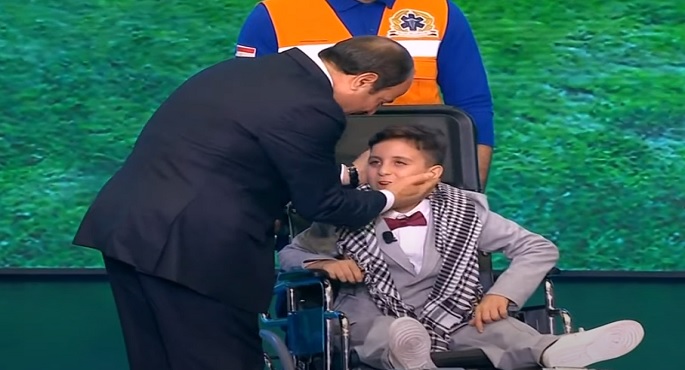 بالفيديو – في لفتة إنسانية.. الرئيس السيسي يحرص على مصافحة الطفل الفلسطيني عبدالله