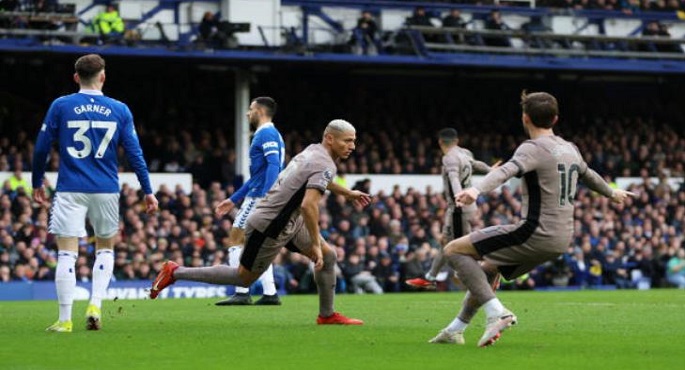 توتنهام يتعادل أمام إيفرتون 2-2 بالدوري الإنجليزي الممتاز