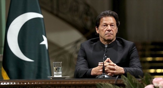 عمران خان يتحكّم في تشكيل حكومة باكستان الجديدة من داخل زنزانته