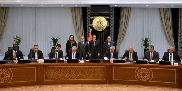 بالصور.. توقيع 7 اتفاقيات مع مطورين عالميين لتنفيذ مشروعات الهيدروجين الأخضر والطاقة المتجددة