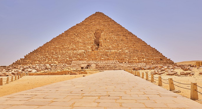 وزير الآثار يتسلم تقرير اللجنة العلمية العليا المشكلة لمراجعة مشروع الترميم المعماري لهرم منكاورع