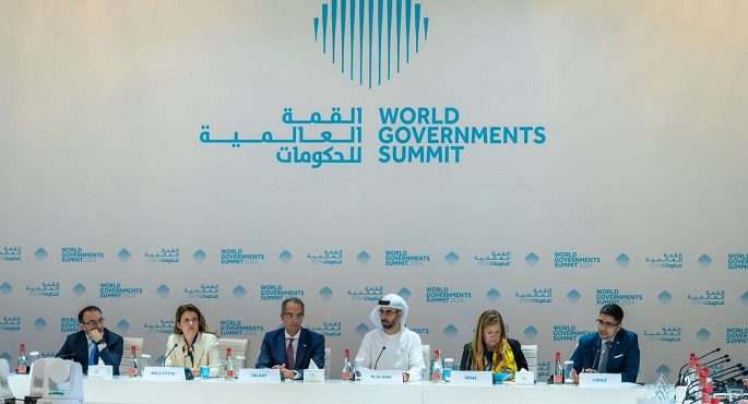 بالصور.. وزير الاتصالات يترأس مائدة مستديرة حول الذكاء الاصطناعي في قمة الحكومات بدبي