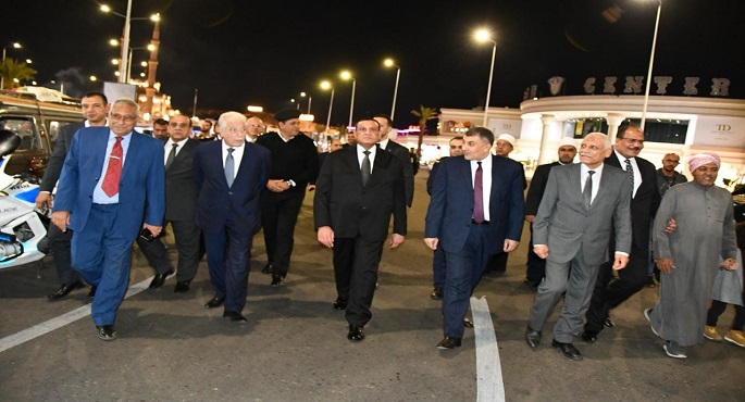 بالصور.. وزير التنمية المحلية ومحافظ جنوب سيناء يقومان بجولة تفقدية سيرا على الأقدام بالسوق التجارى القديم بشرم الشيخ