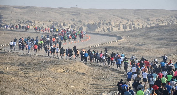 بالصور.. وزير الرياضة يعطي إشارة البدء للنسخة الثالثة من ماراثون سقارة