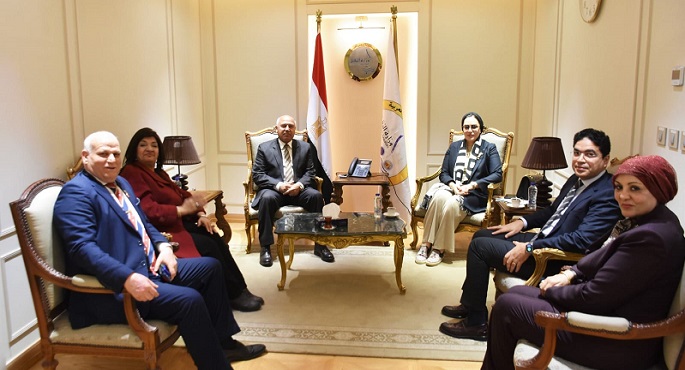 بالصور.. وزير النقل يستعرض مشروعات الوزارة في مجالات الطرق والسكك الحديدية والنقل البحري
