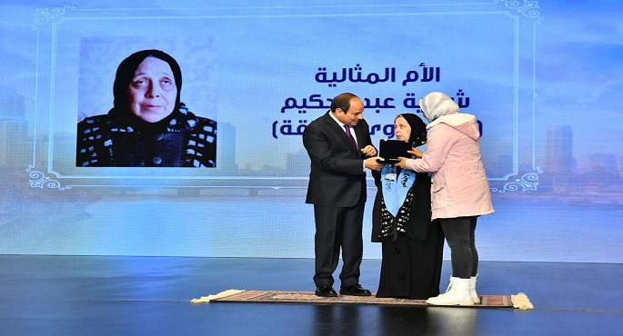 بالفيديو والصور.. الرئيس السيسي يكرم عددا من الأمهات المثاليات في يوم المرأة المصرية