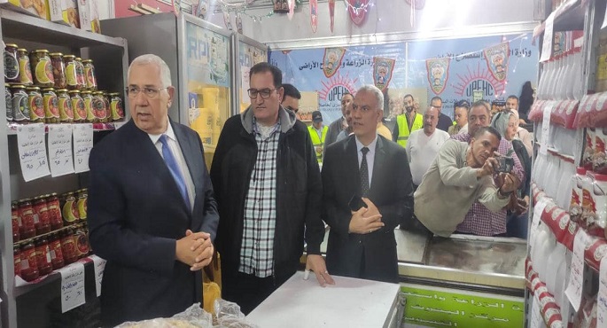 “بالصور .. وزير الزراعة يتفقد معرض السلع الغذائية “خير مزارعنا لأهالينا