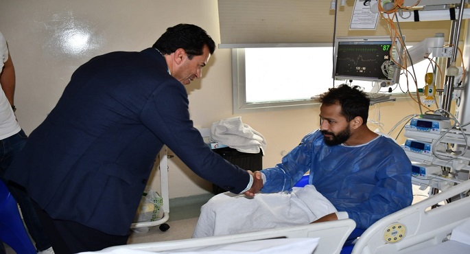 بالصور .. وزير الرياضة يطمئن على الحالة الصحية للاعب أحمد رفعت خلال زيارته مستشفى وادي النيل
