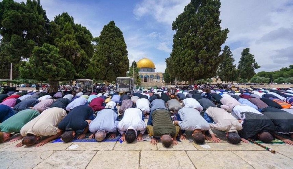 30 ألف فلسطيني يؤدون صلاة الجمعة في الأقصى رغم قيود الاحتلال وتشديداته