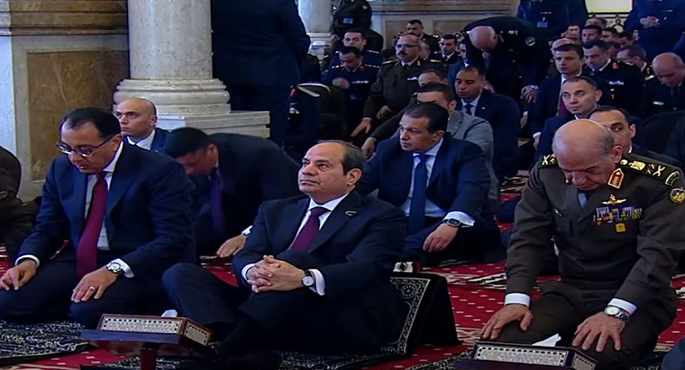 بالفيديو .. الرئيس السيسي يؤدي صلاة الجمعة بمسجد المشير طنطاوي في ذكرى العاشر من رمضان